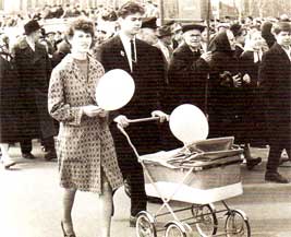 Молодая семья на первомайской демонстрации 1961 года