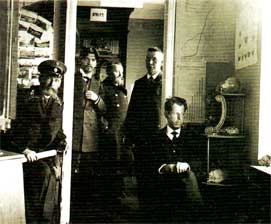 Члены музейной комиссии Вологодского общества изучения Северного края в экспозиции музея. Фотография 1911 года
