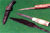 Железные ножи с костяными ручками и кожаные ножны из раскопок И. П. Кукушкина в Вологде. Вторая половина XIII — середина XIVвека