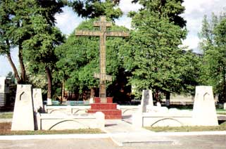 Поклонный крест на площади Революции. Фотография 2001 года