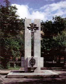 Памятник сотрудникам органов внутренних дел, погибшим при исполнении служебных обязанностей, сооруженный в сквере на Октябрьской улице. Фотография 2001 года