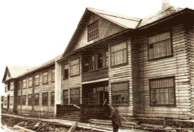 Первое общежитие строителей льнокомбината. Фотография второй половины 1930-х годов