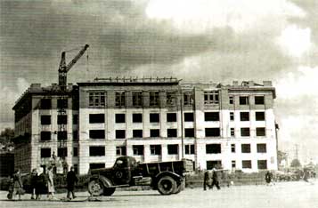 Строится здание проектного института на улице Мира. Фотография 1962 года