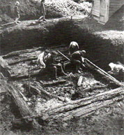 Расчистка деревянной постройки в раскопе № 4, заложенном А. В. Никитиным на улице Бурмагиных. Фотография 1956 года