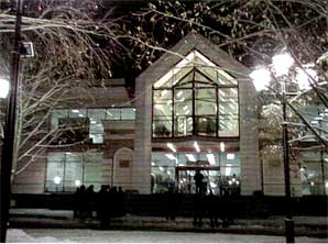 Фасад нового корпуса Вологодского областного делового и культурного центра «Русский Дом». Фотография 2001 года
