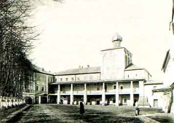 Архиерейский двор. Симоновский корпус с домовой церковью. Фотография 1897 года