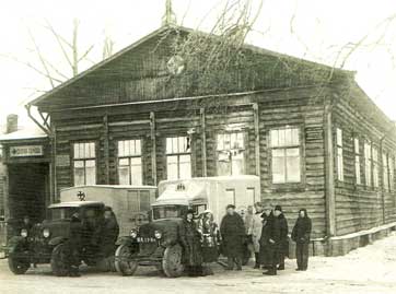 «Скорая помощь» в 1938 году получила отдельное здание на улице Урицкого, 29 (не сохранилось). Перевозка больных стала осуществляться на специальных автомашинах. Фотография 1938 года
