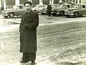У стоянки такси (на заднем плане дом № 8 по современной улице Мира). Фотография конца 1950-х годов