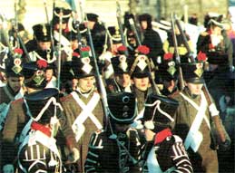 Связь времен не прерывается: члены военно-исторического клуба в форме солдат 1812 года маршируют на празднике, посвященном встрече нового тысячелетия. Фотография 2001 года