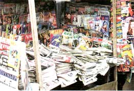 Торговля газетами и журналами на улицах Вологды. Фотография 2001 года
