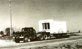 Транспортировка объемных железобетонных блоков. В 1977году в микрорайоне ГПЗ-23 закончилось строительство первого шестидесятиквартирного дома из объемных блоков 