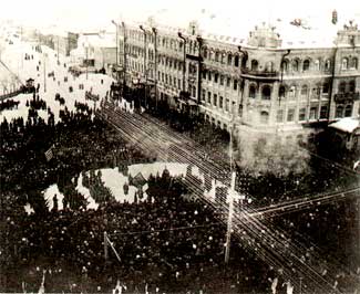 Траурный митинг на площади Революции в день и час похорон В. И. Ленина. Фотография сделана с колокольни Никольской церкви