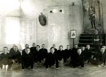 Ученики Вологодской мужской гимназии во время гимнастических упражнений. Фотография начала XX века