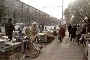 Уличная торговля — характерная черта 1990-х годов. «Рыночная стихия» на улице Герцена