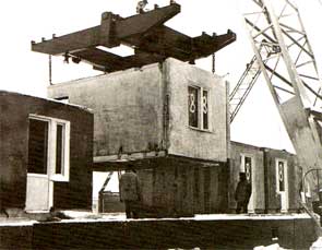 Установка объемных железобетонных блоков. В 1977году в микрорайоне ГПЗ-23 закончилось строительство первого шестидесятиквартирного дома из объемных блоков 