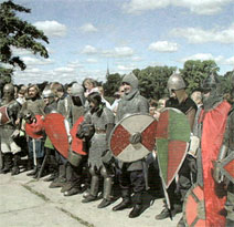 Члены военно-исторического клуба в изготовленных своими руками доспехах средневековых воинов на набережной Вологды