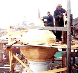 Восстановление глав церкви Казанской Божией Матери. Фотография 2000 года