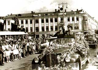 Встреча П. И. Беляева и А. А. Леонова на улице Мира 25 июня 1965 года