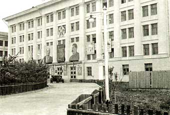 Здание управления Северной железной дороги. Центральная часть и восточное крыло здания построены в 1937—1942 годах, западное крыло достроено в послевоенное время. Фотография 1947года