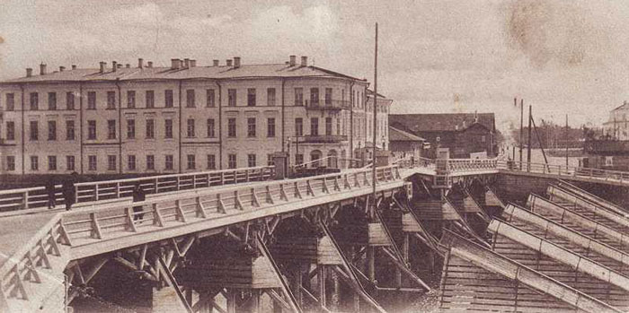 Красный мост на старом фото