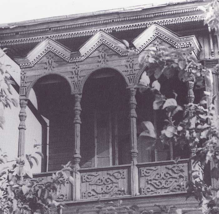 Трехарочный балкон, украшенный пропилъной резьбой (На Герцена). Фото конца XX века