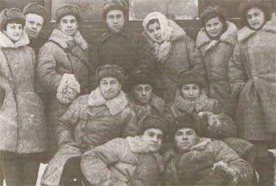 Выступление фронтовой бригады КЭБа. Первый слева во втором ряду — Н. Бахтенко.