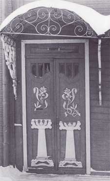 Стилизованные лилии украшали двери дома на углу улиц Чернышевского и Гоголя
