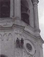 Ряд граней колокольни завершается аркатурами