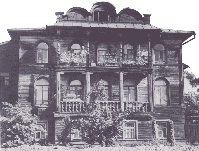 Один из немногих трехэтажных деревянных домов Вологды на улице Гоголя, 65 (не сохранился). Фото конца XX века