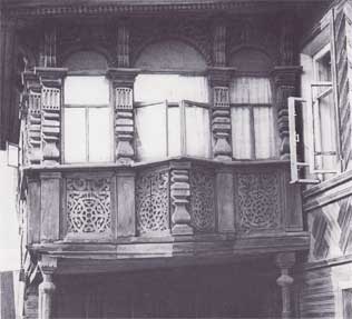 Один из немногих примеров застекленного балкона. Фото конца XXвека