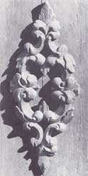 Объемная же резьба широко
использовалась в Вологде для дверных украшений. Здесь мы видим самые
разнообразные мотивы, говорящие о богатой фантазии строителей: и
растительные орнаменты