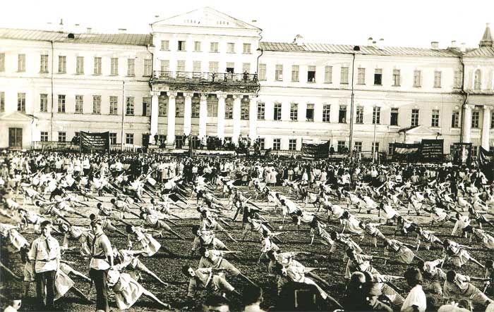 Празднование Дня Международной организации помощи борцам революции (МОПР) на Советской площади в Вологде 10 августа 1924 года.