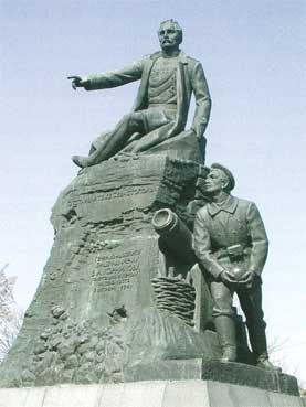 Памятник адмиралу Корнилову на Малаховом кургане в Севастополе (справа изображен матрос Кошка).
