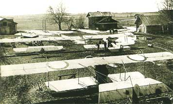 Сборка военных самолетов у деревни Ковырино на окраине Вологды. Фото 15апреля 1919 года.