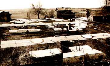 Сборка военных самолетов у деревни Ковырино на окраине Вологды. Фотография сделана 15 апреля 1919 года
